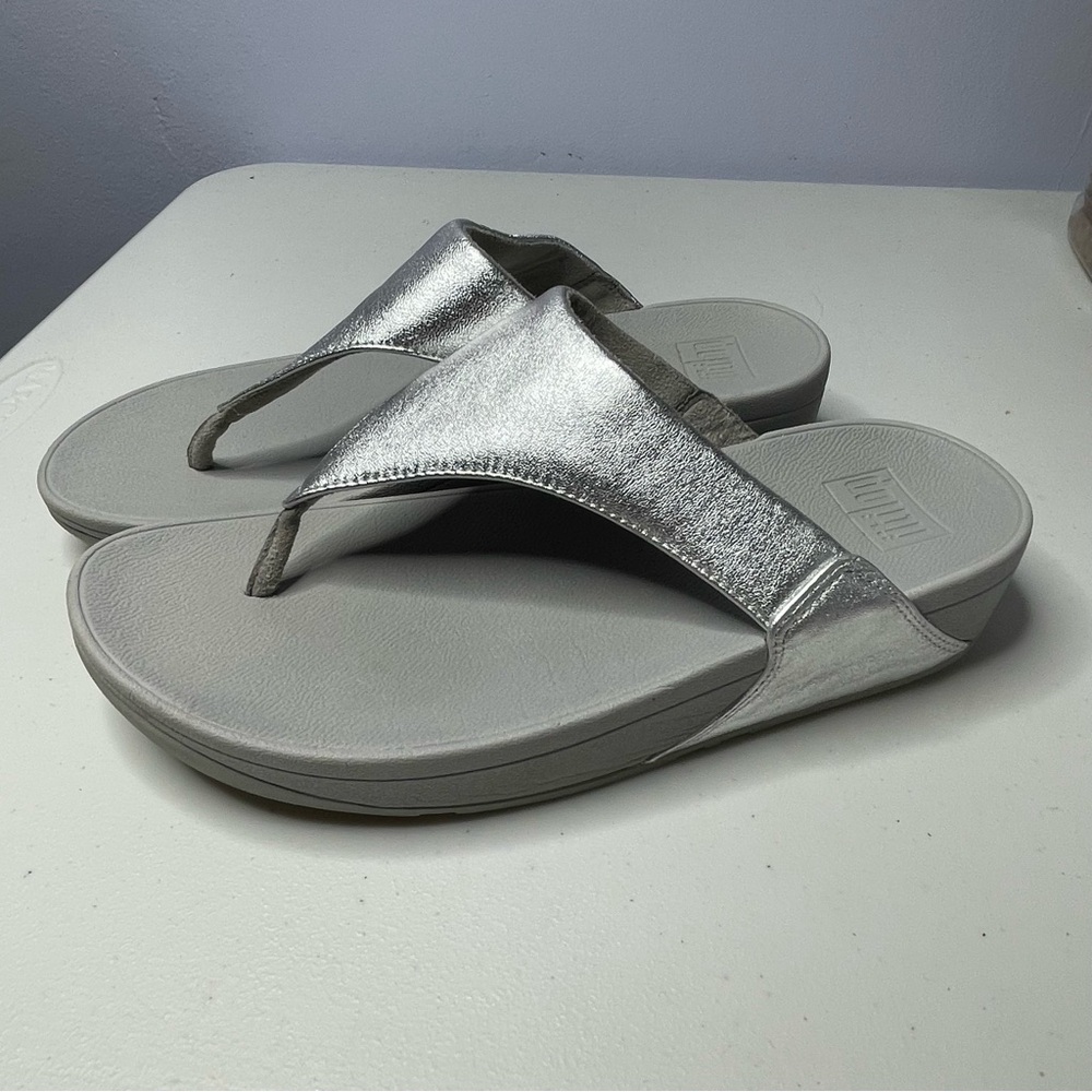 Fitflop Silver Metallic Sandals with Cushioned Sole Size 8 Toe Thong